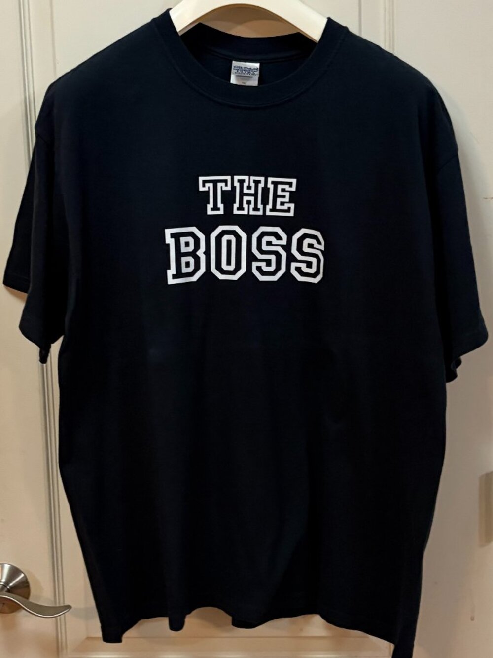 Gildan Mens Size XL 100% Cotton Presrunk S/S Crew Neck "The Boss" T-Shirt. Black